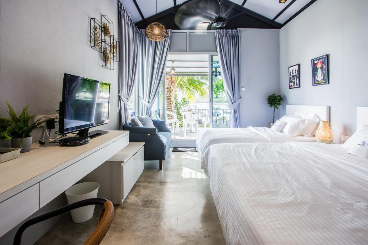 Beachboy Chalet By The Beach Bukit Lada Bagian luar foto