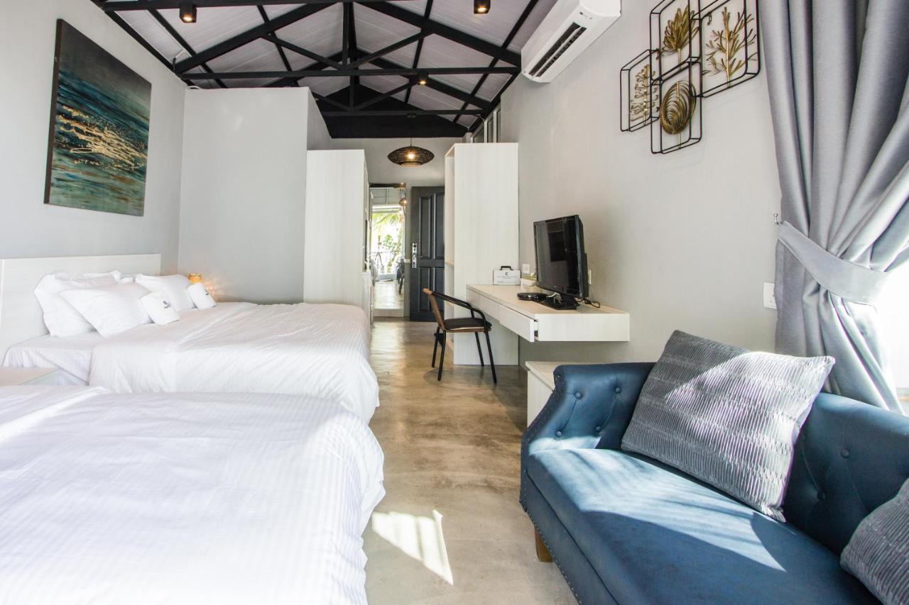Beachboy Chalet By The Beach Bukit Lada Bagian luar foto