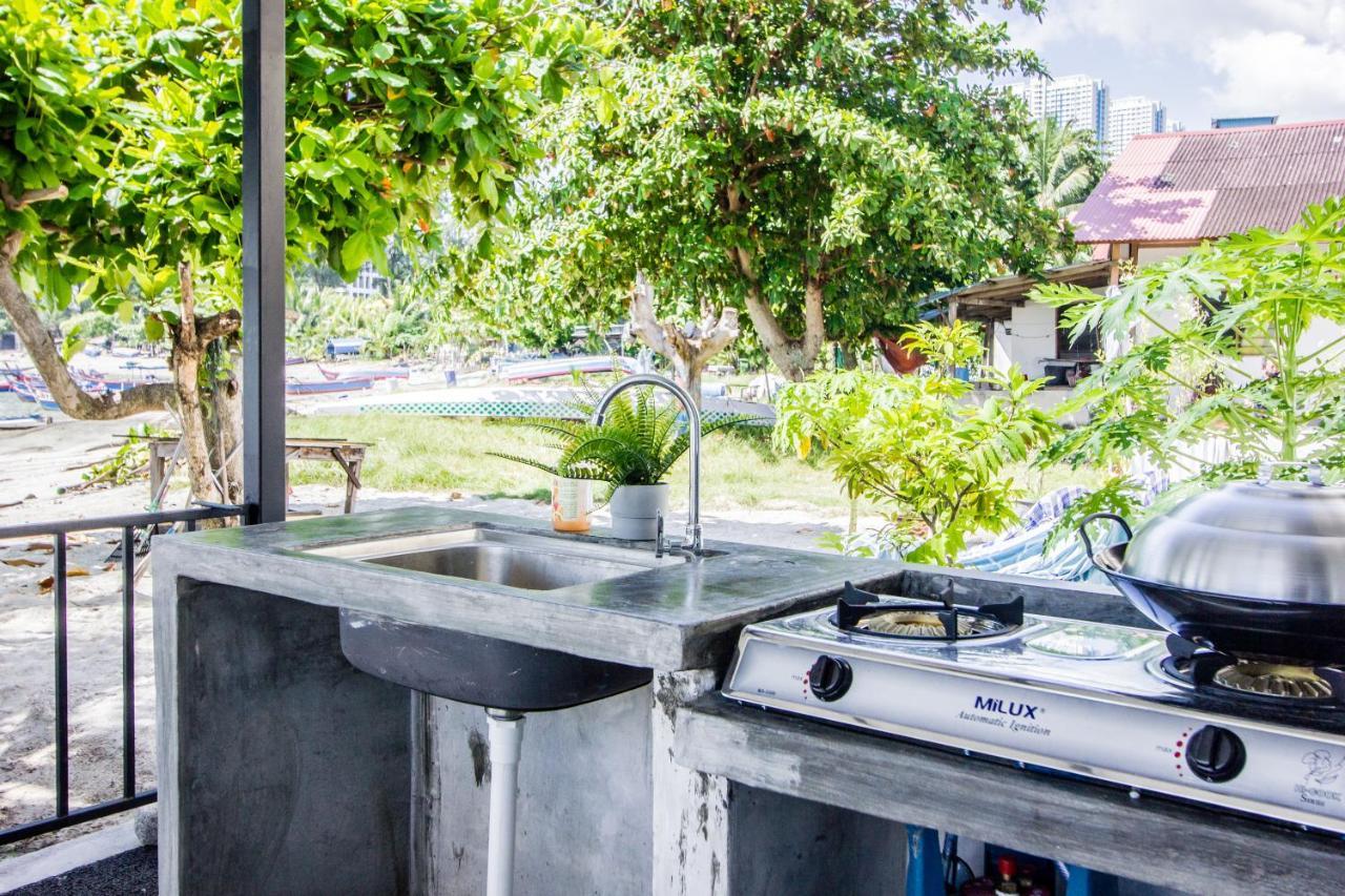 Beachboy Chalet By The Beach Bukit Lada Bagian luar foto